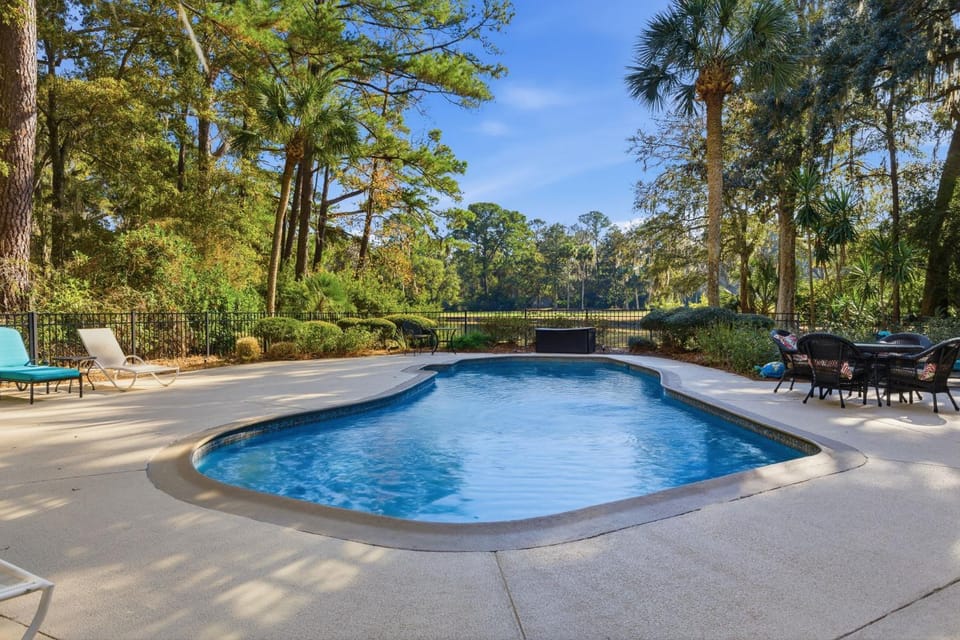 Vacation Paradise - Private Pool Fire Pit & BBQ House in Hilton Head Island