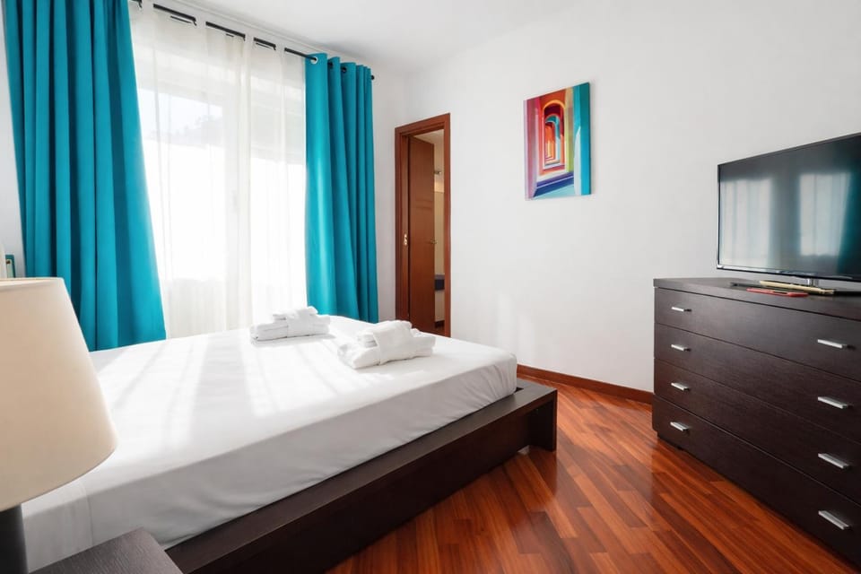 Communal lounge/ TV room, Bed, TV and multimedia, Photo of the whole room, Evening entertainment, Bedroom, wardrobe