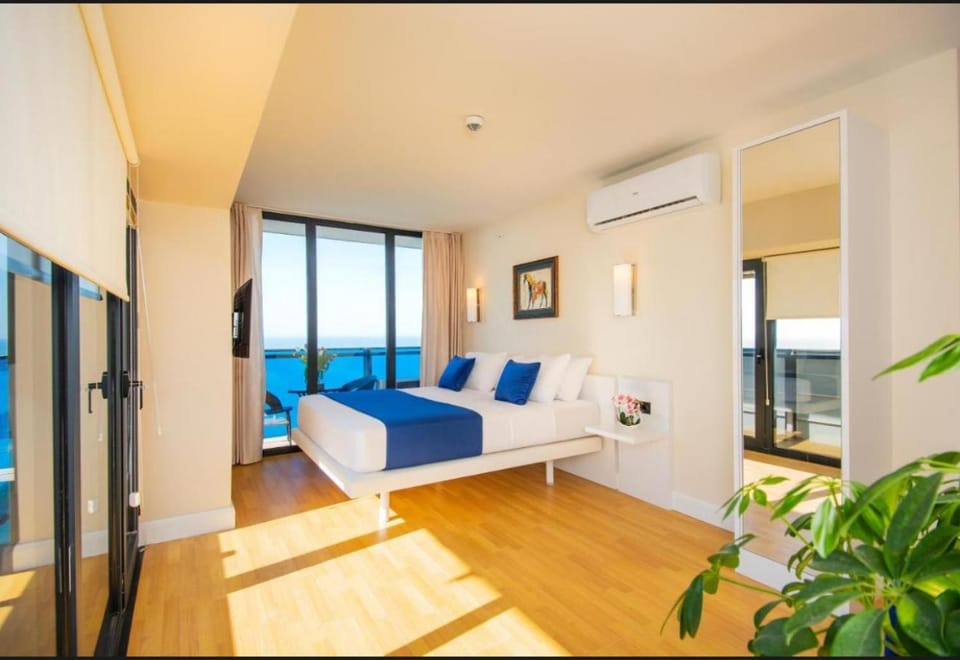 Bed, Living room, Photo of the whole room, Seating area, Bedroom