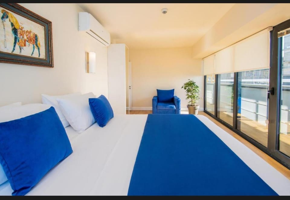Bed, Natural landscape, View (from property/room), Balcony/Terrace, Living room, Photo of the whole room, Seating area, Bedroom, air conditioner