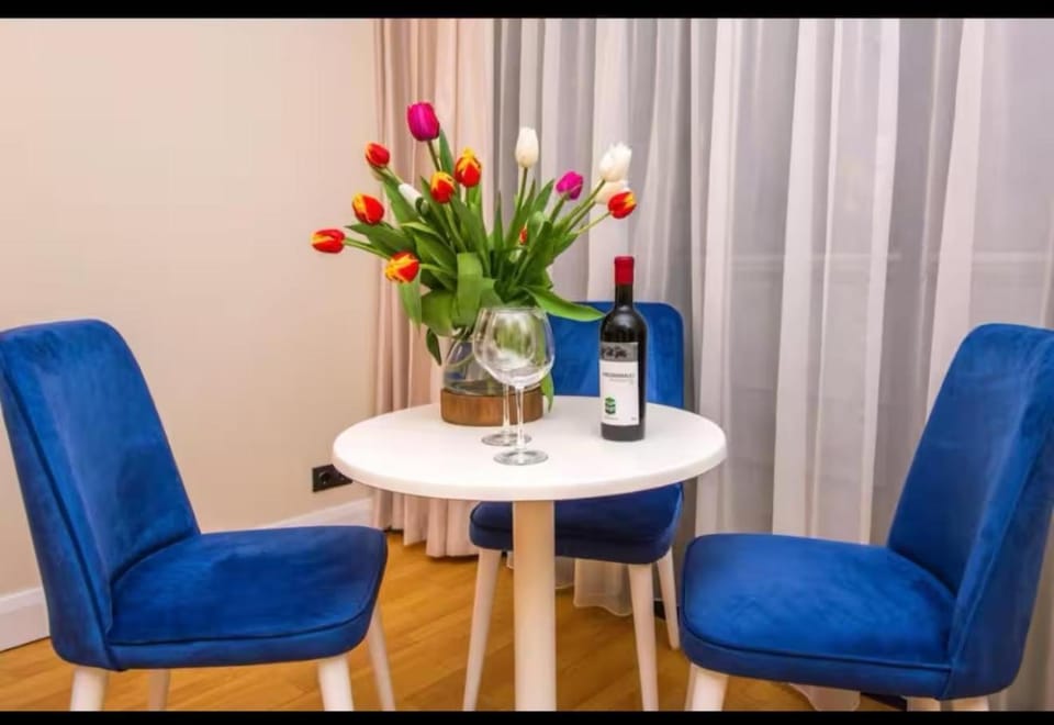 Living room, Food and drinks, Seating area, Dining area, Drinks