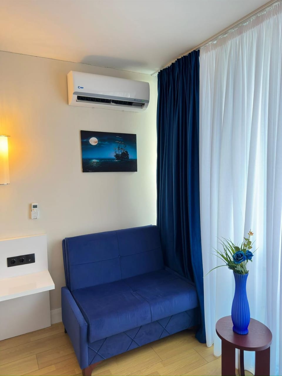 Bed, Seating area, air conditioner