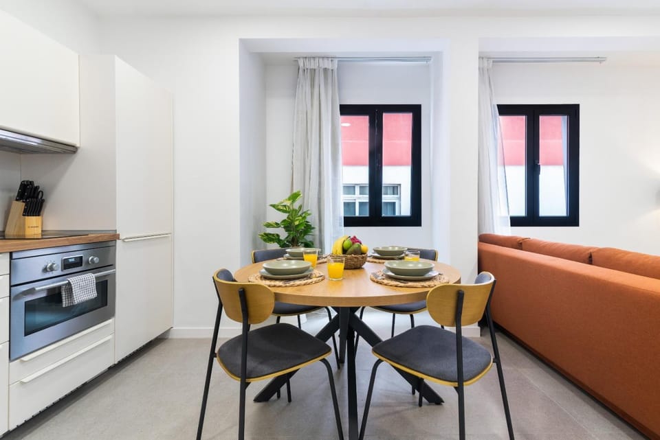 Kitchen or kitchenette, Dining area