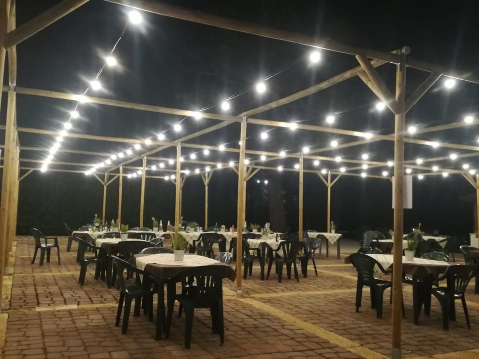 Restaurant/places to eat, Night