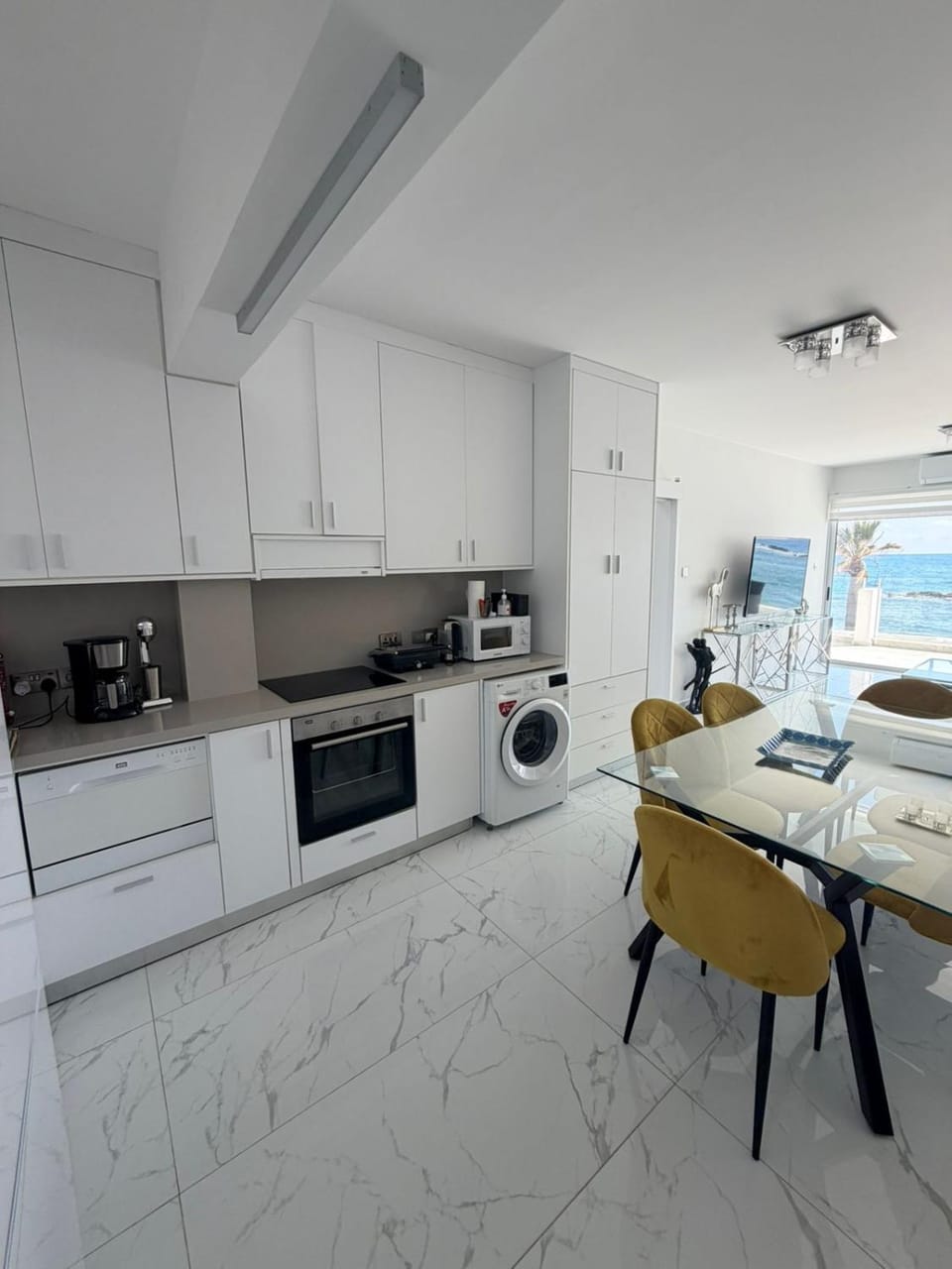 Coffee/tea facilities, Kitchen or kitchenette, Dining area, dishwasher, oven, stove, toaster, washing machine