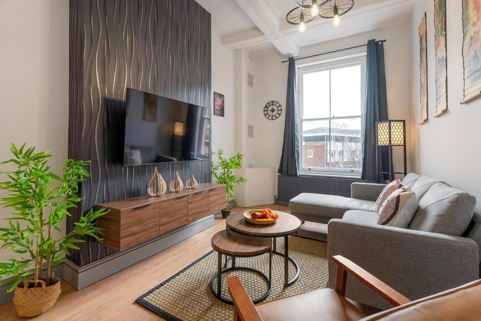 TV and multimedia, Living room, Photo of the whole room, Decorative detail, Seating area, internet