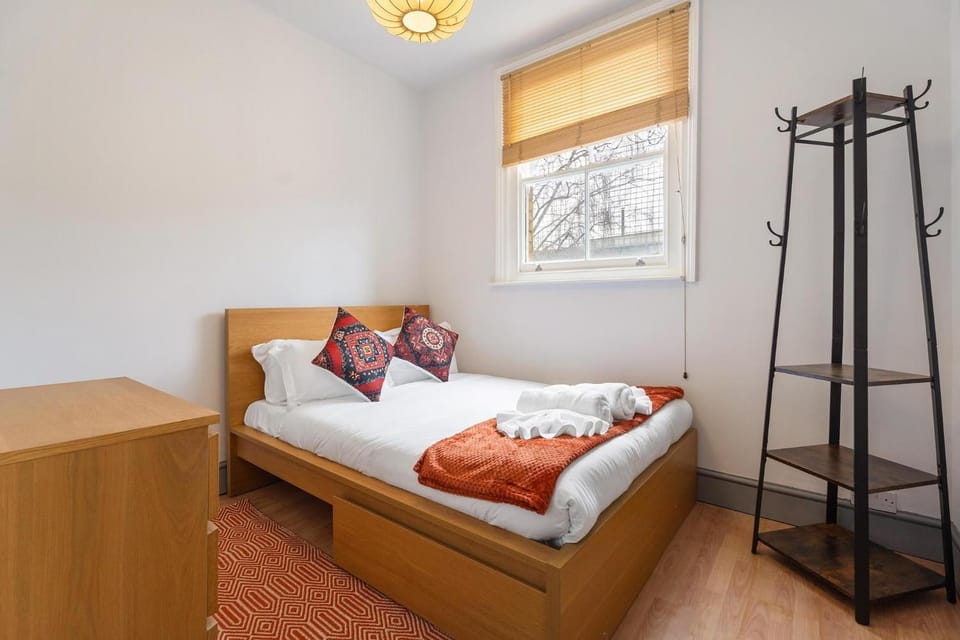 Bed, Photo of the whole room, Decorative detail, Bedroom