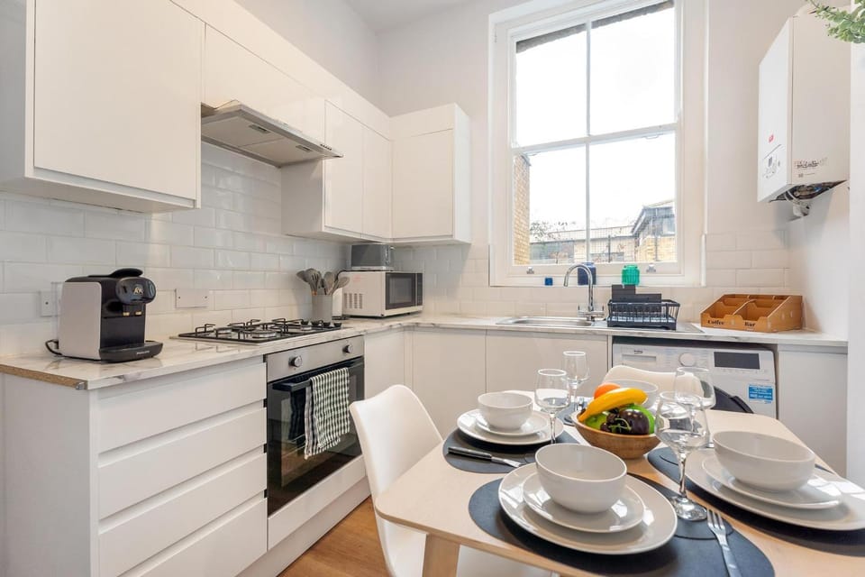 Coffee/tea facilities, Kitchen or kitchenette, Dining area, microwave, stove, toaster