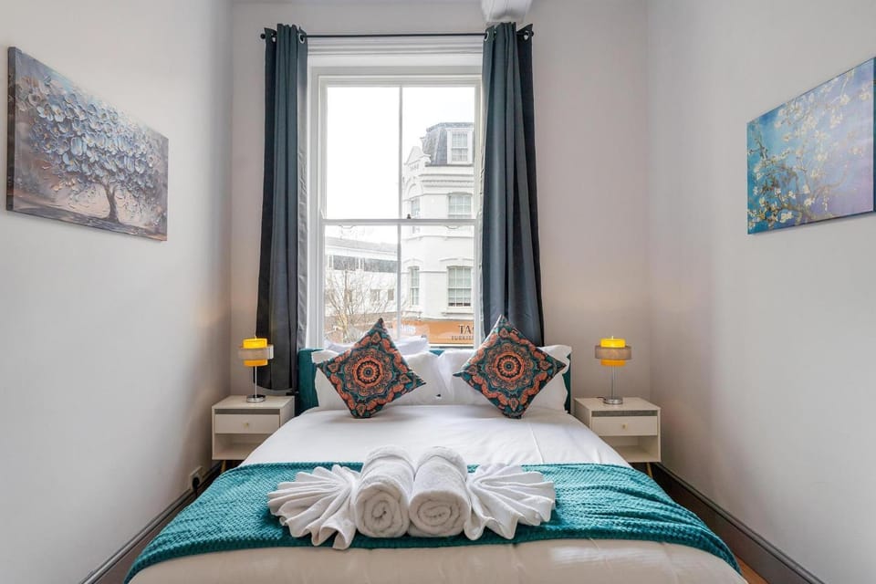 Bed, Photo of the whole room, Decorative detail, Bedroom, towels