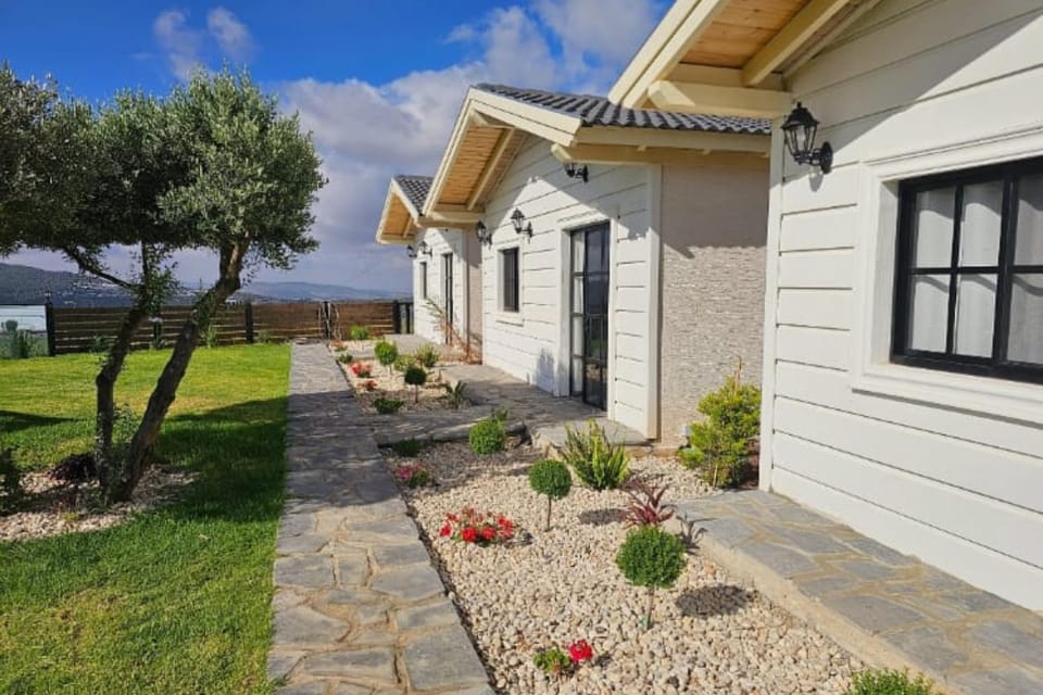 Property building, Spring, Day, Natural landscape, Garden, Garden view
