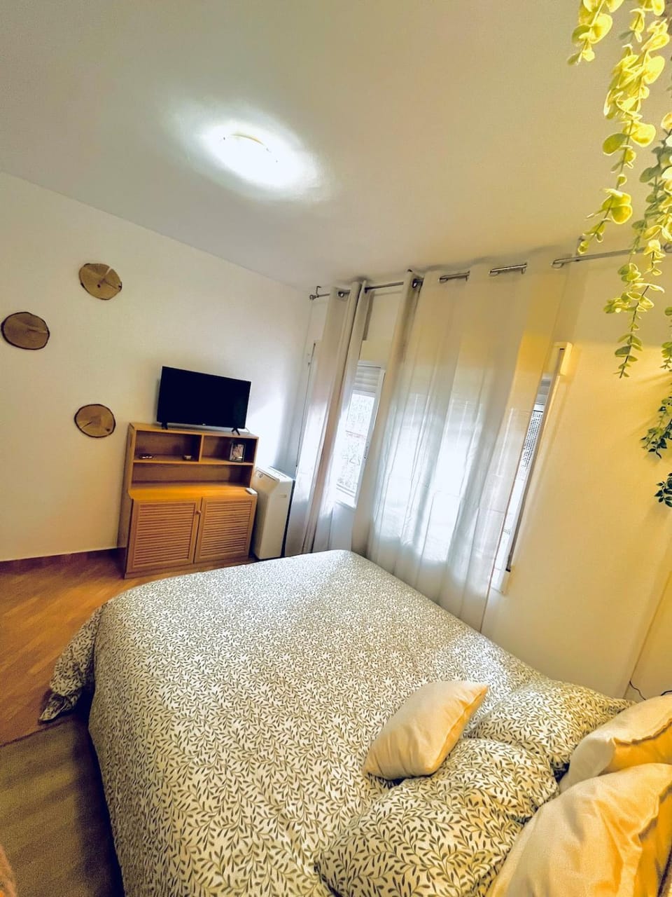 Bed, air conditioner