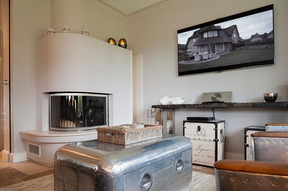 TV and multimedia, Living room, fireplace