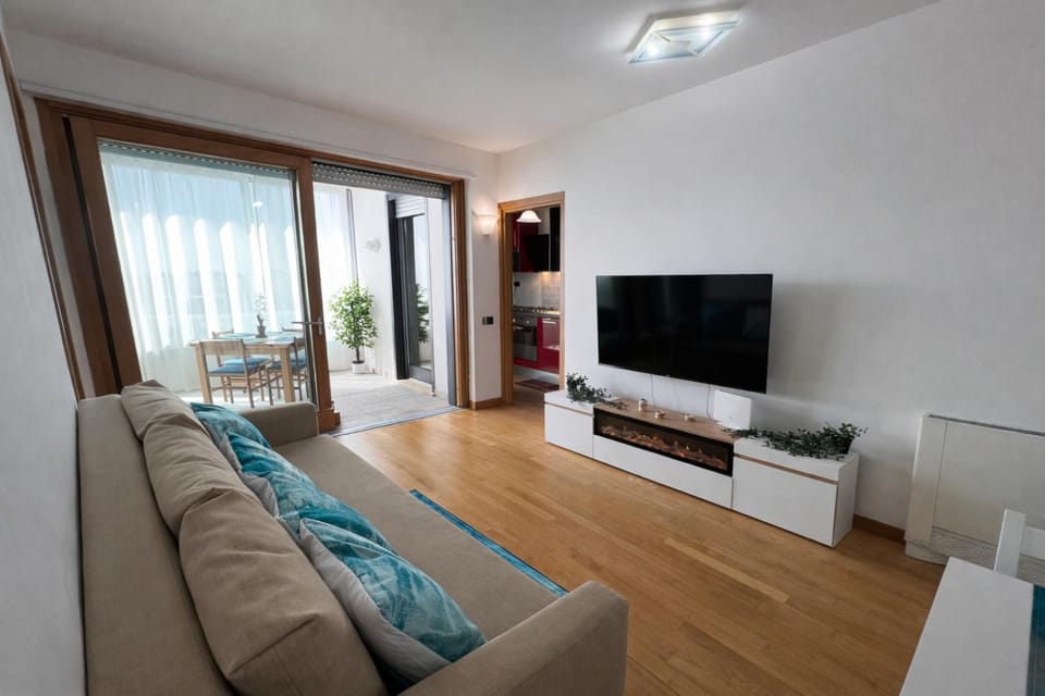 TV and multimedia, Living room, Seating area, Evening entertainment