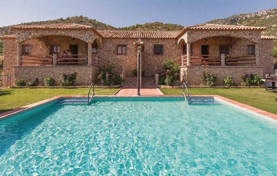 Property building, Natural landscape, Mountain view, Pool view, sunbed