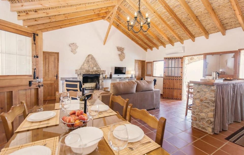 TV and multimedia, Living room, Seating area, Dining area