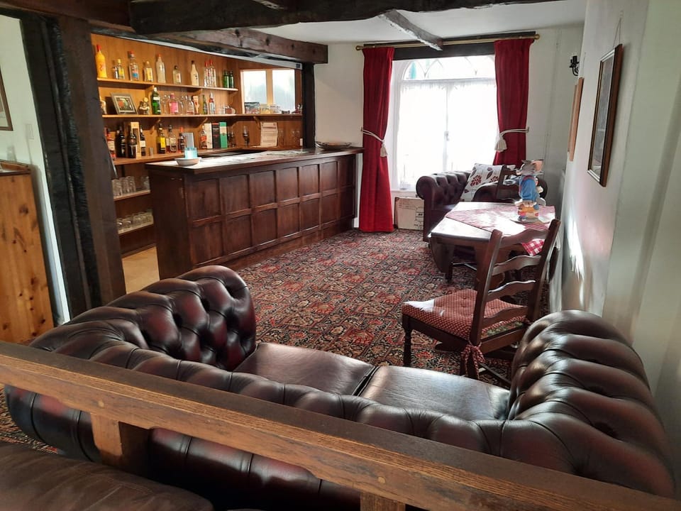 Living room, Lounge or bar, Seating area, Street view, Drinks, Alcoholic drinks, Non alcoholic drinks
