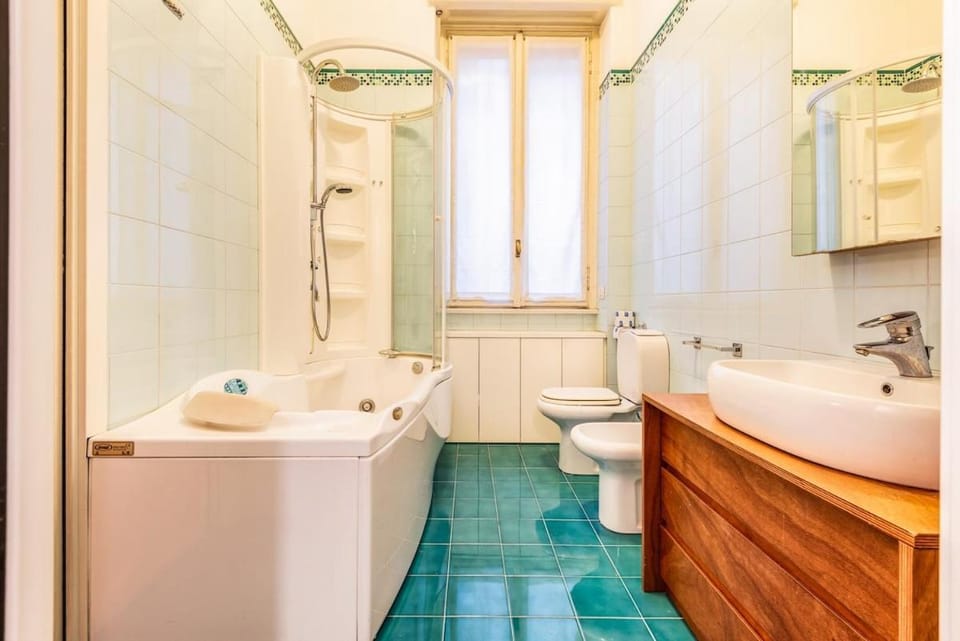 HydroSHOWER-CiNEMA-Duomo16' by walk-Tubo M3 500 mt Apartment in Milan