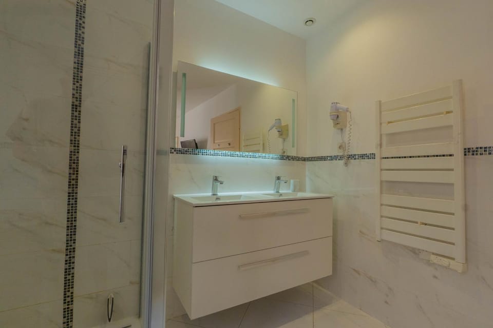 SUITE DE LUXE PINK LADY 4P Apartment in Cannes
