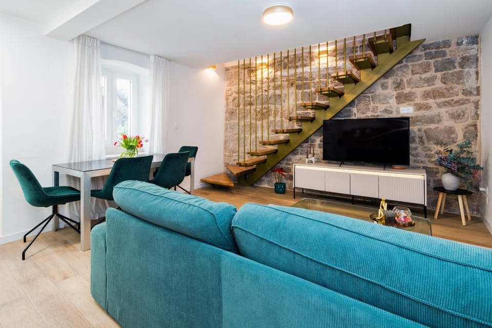 Communal lounge/ TV room, Living room
