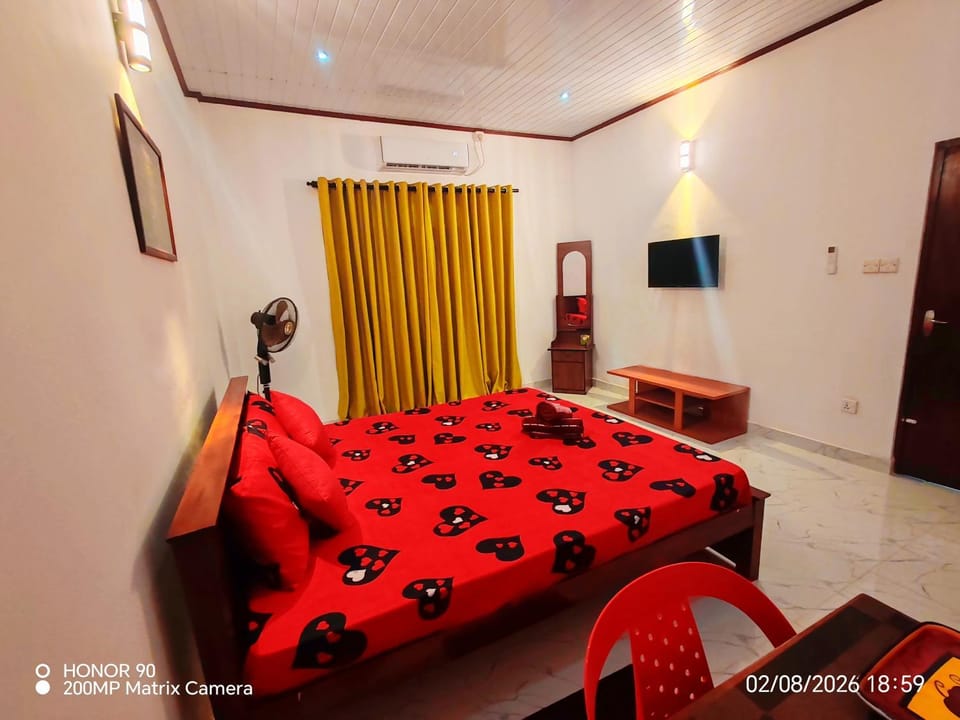 Bed, TV and multimedia, Photo of the whole room, Bedroom