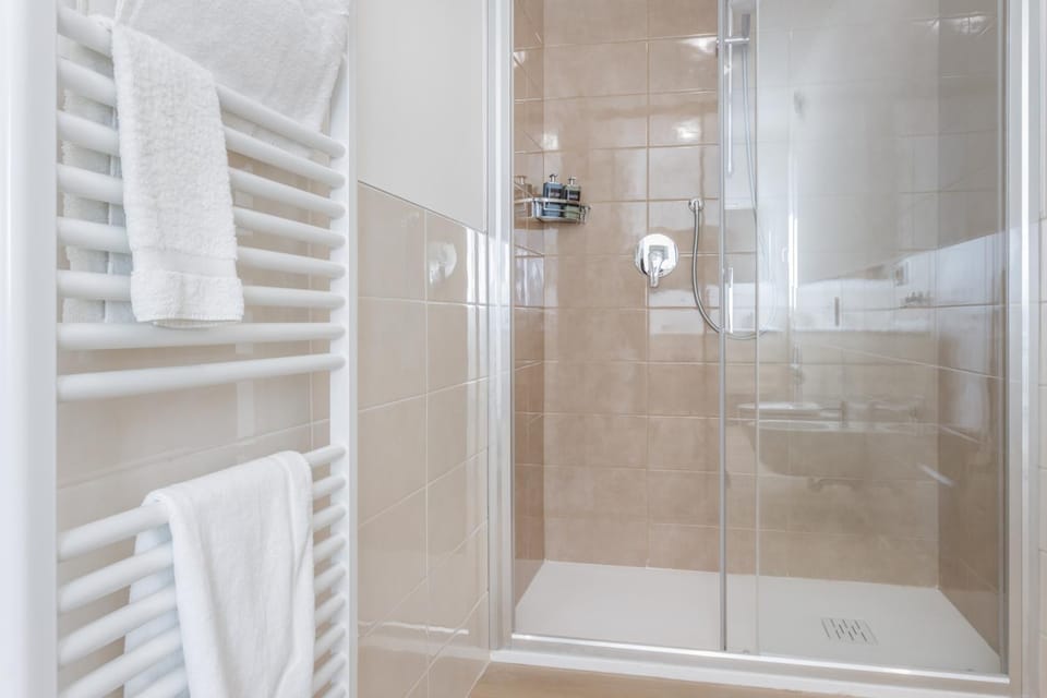 Shower, Bathroom, heating, towels
