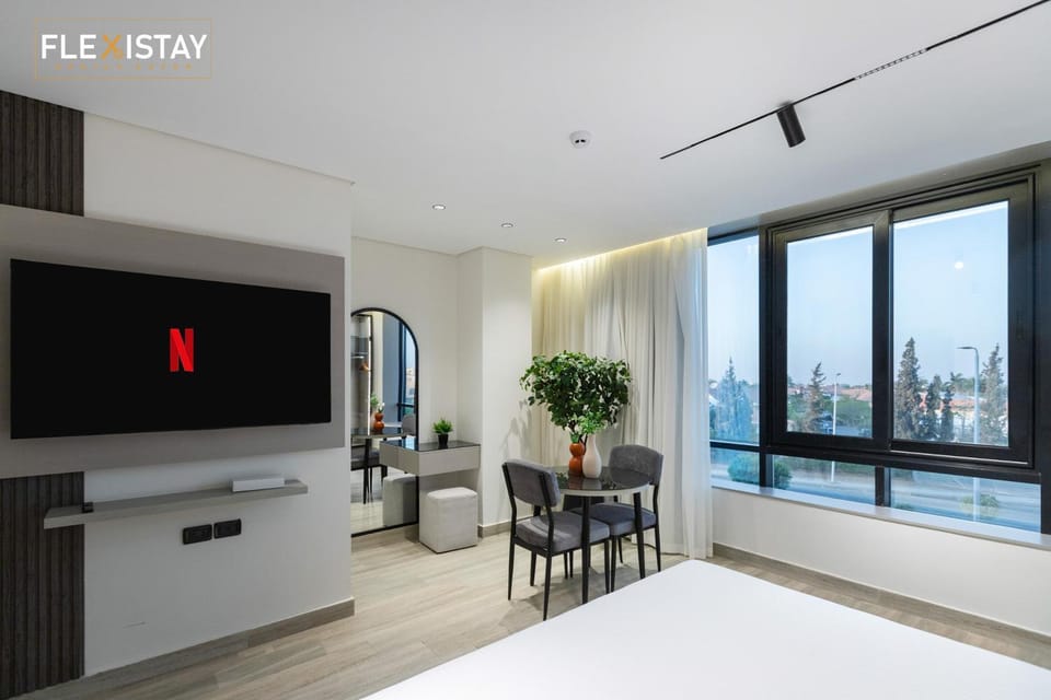 TV and multimedia, View (from property/room), Living room, Seating area, Bedroom, Dinner