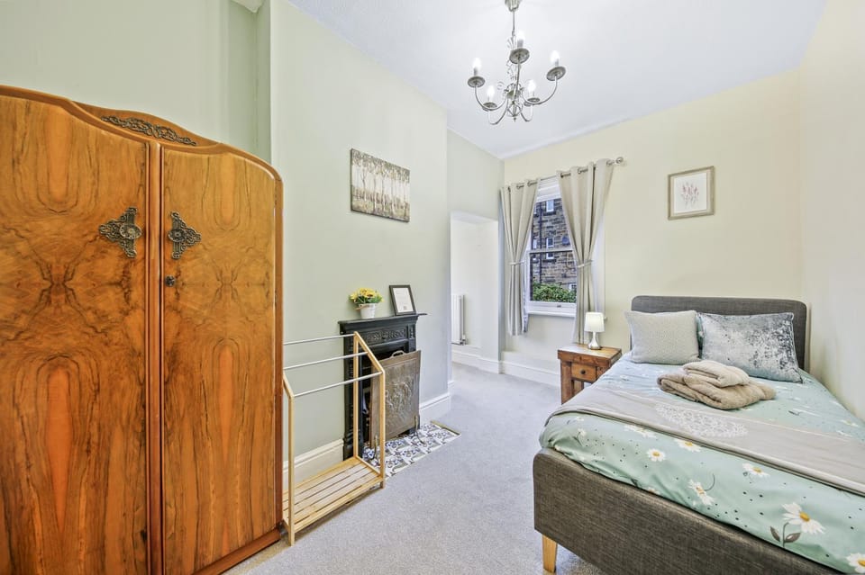 Large Victorian Family Home, Central Matlock, Hot Tub and Games Room, 13 Guests House in Matlock