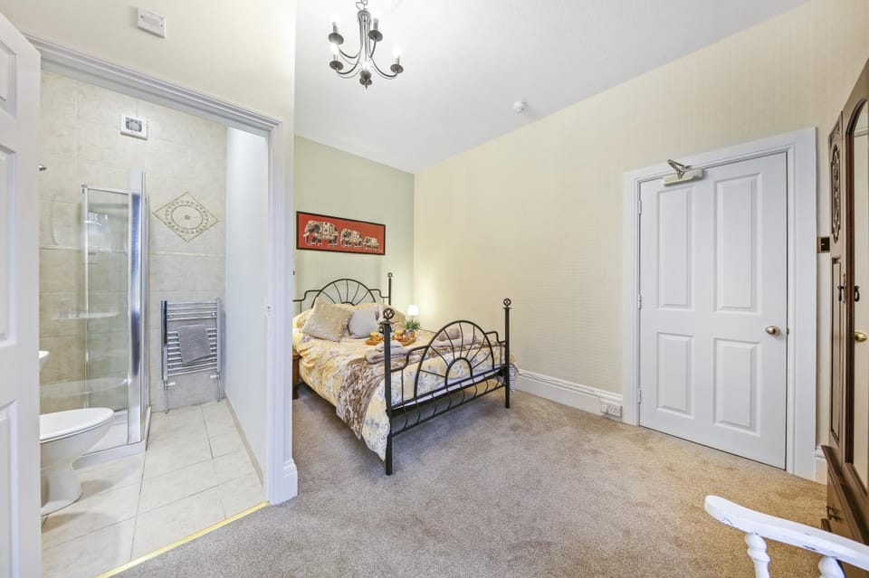 Large Victorian Family Home, Central Matlock, Hot Tub and Games Room, 13 Guests House in Matlock