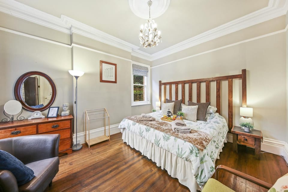 Large Victorian Family Home, Central Matlock, Hot Tub and Games Room, 13 Guests House in Matlock