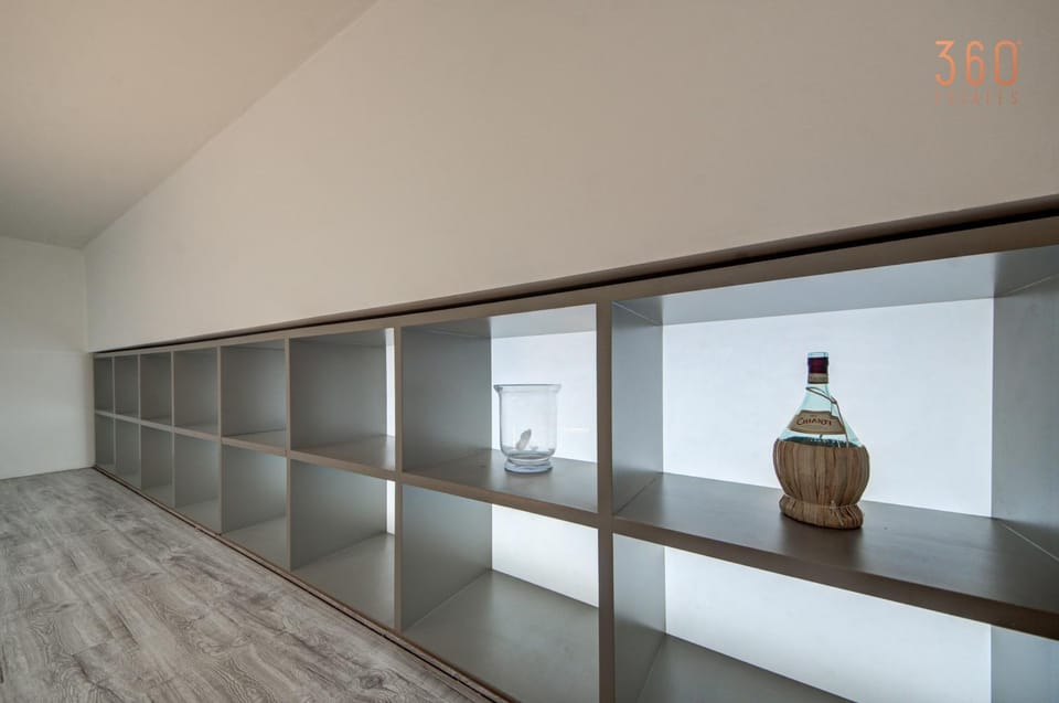 Lounge or bar, Food and drinks, Drinks, wardrobe