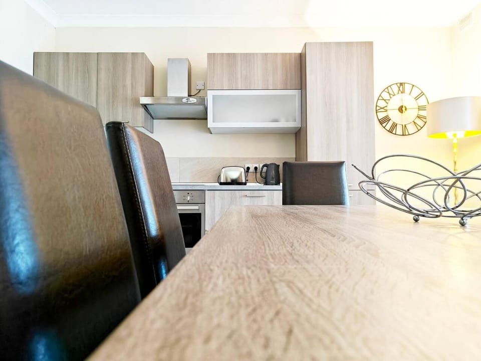 Kitchen or kitchenette, Seating area, Dining area