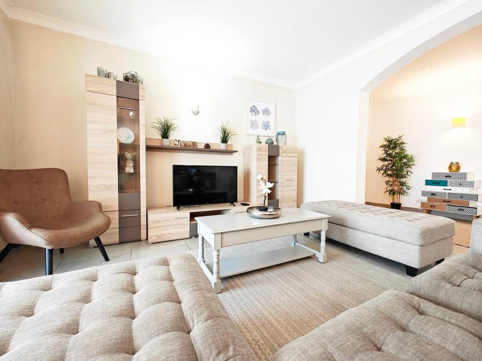 Communal lounge/ TV room, TV and multimedia, Living room, Seating area