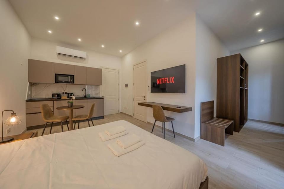Bed, TV and multimedia, Photo of the whole room, Seating area, Bedroom