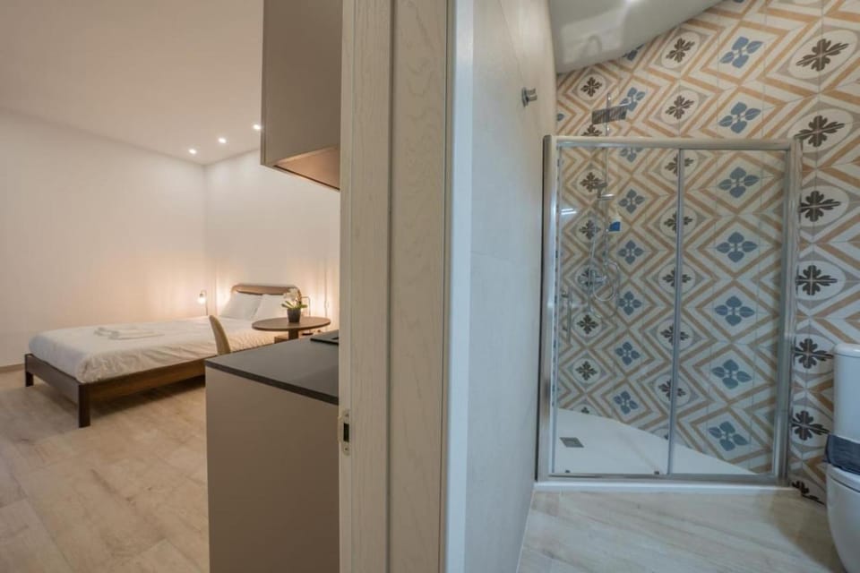 Shower, Bed, Bathroom, Bedroom, towels