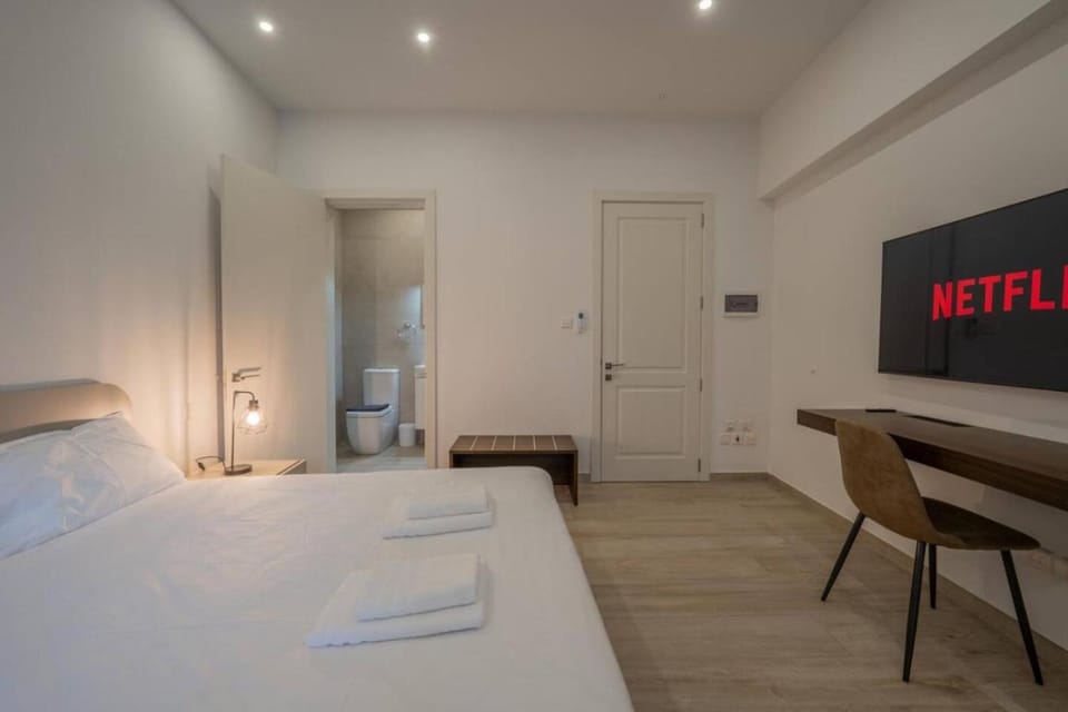 Bed, Bathroom, TV and multimedia, Bedroom
