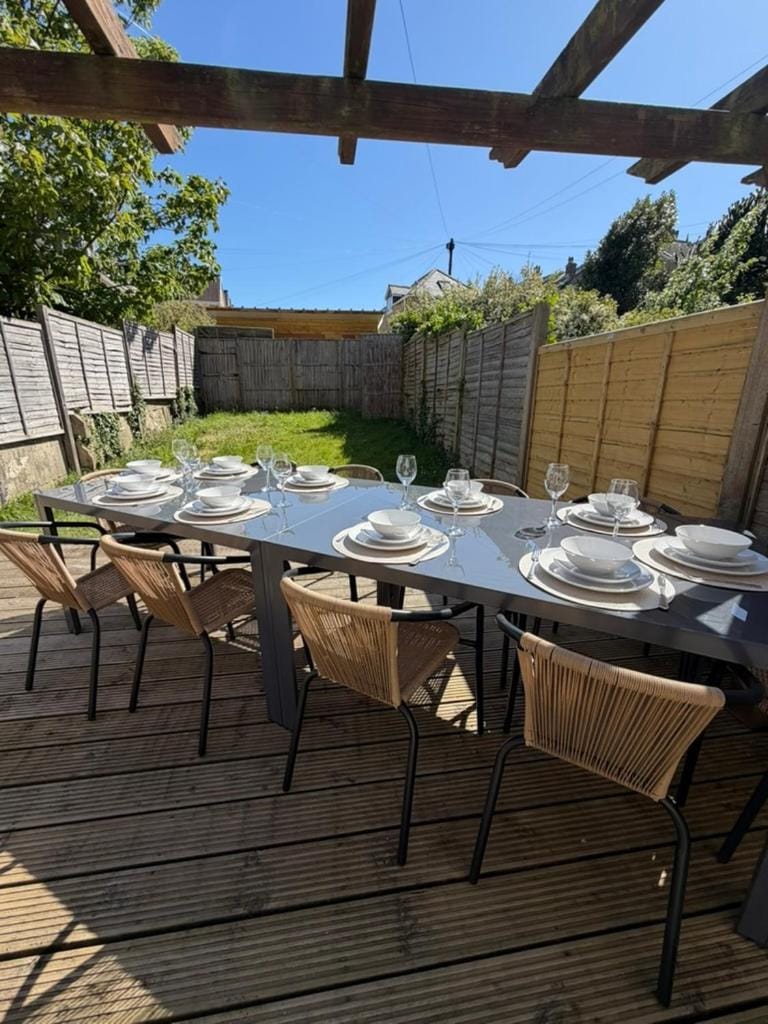 Patio, Garden, Seating area, Dining area