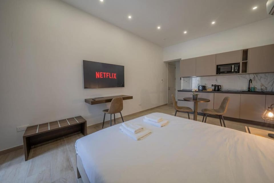 Bed, TV and multimedia, Kitchen or kitchenette, towels