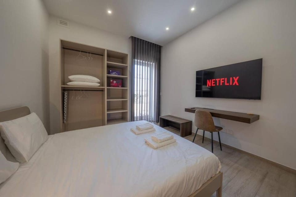 TV and multimedia, Photo of the whole room, Bedroom, towels