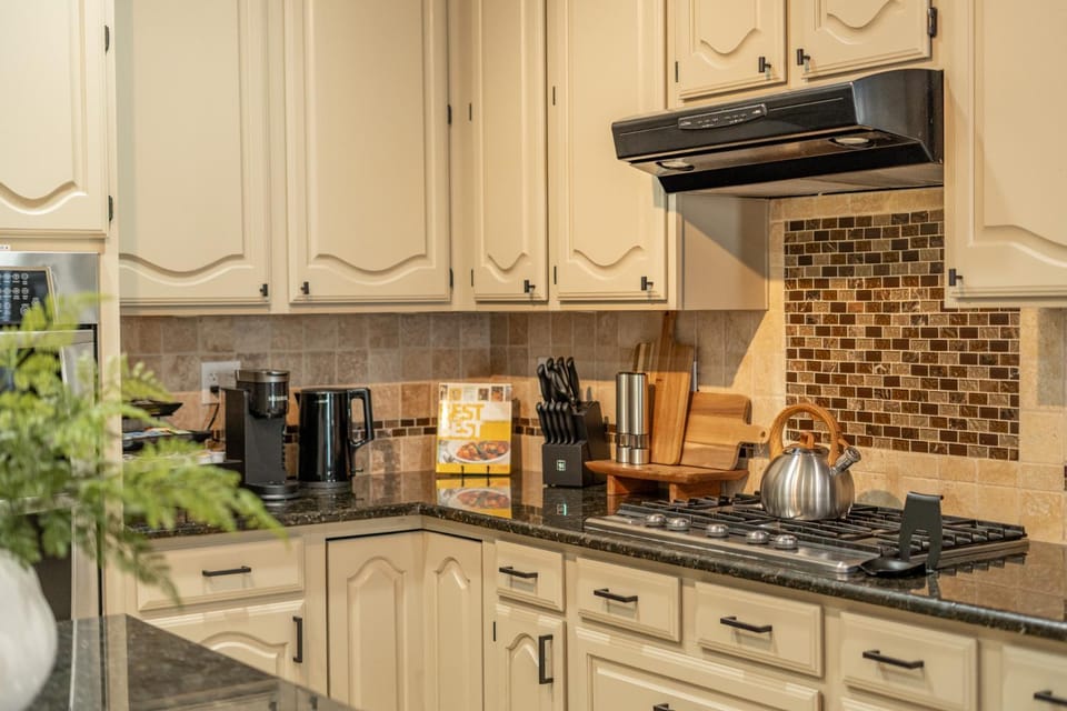 Coffee/tea facilities, Kitchen or kitchenette, dishwasher, stove, toaster