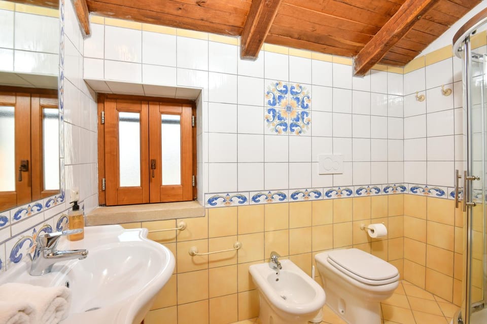 Shower, Toilet, Bathroom, Photo of the whole room, bidet, furniture, furniture, hair dryier, heating, heating, towels