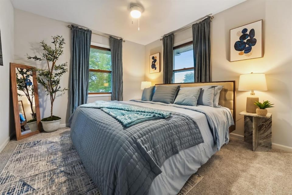 Cozy Spacious Retreat Games Groups Pets Allowed House in Joliet