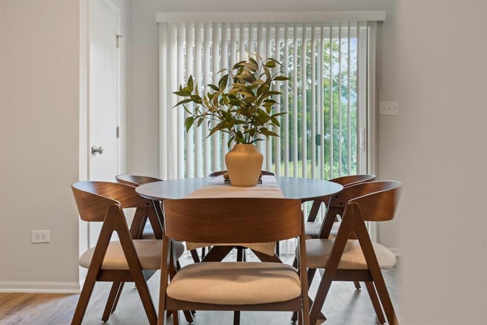 Cozy Spacious Retreat Games Groups Pets Allowed House in Joliet