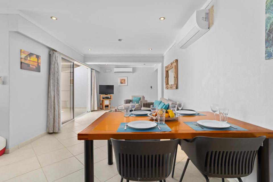 Dining area, Food