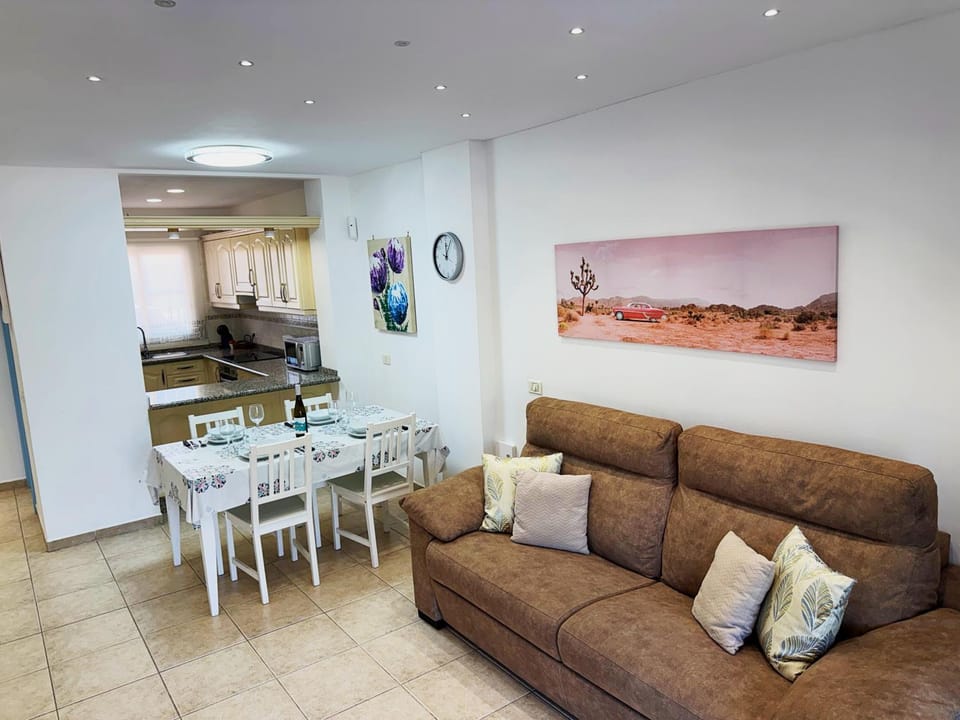Kitchen or kitchenette, Living room, Seating area, Dining area