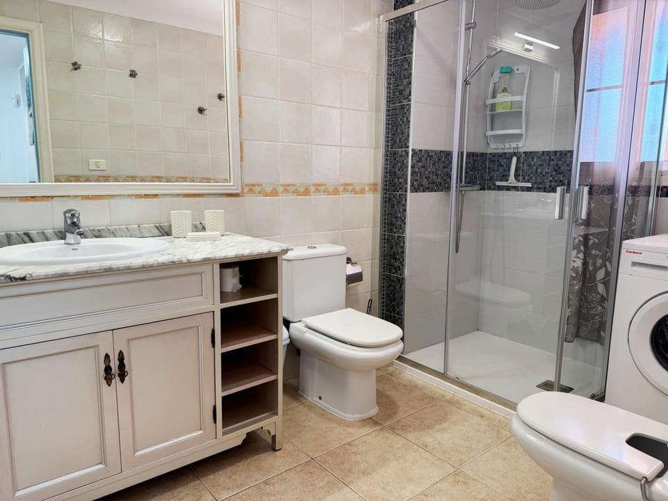 Shower, bidet, towels, washing machine