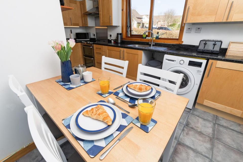 Kitchen or kitchenette, Dining area, oven, stove, toaster