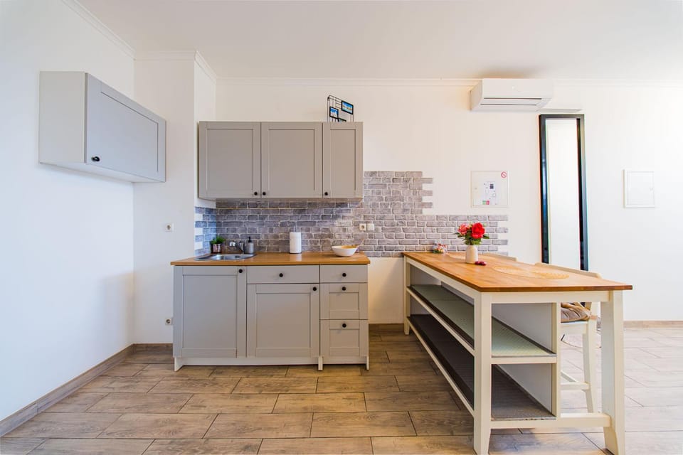 Kitchen or kitchenette, dishwasher, air conditioner