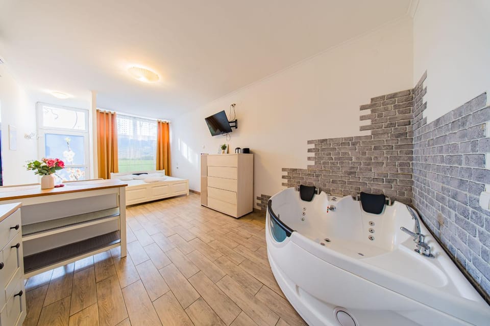 Bed, Hot Tub, TV and multimedia, Bath