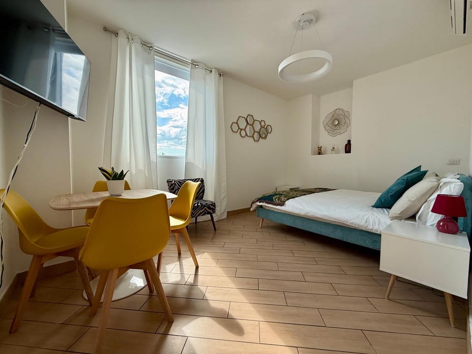 Bed, TV and multimedia, Photo of the whole room, Bedroom