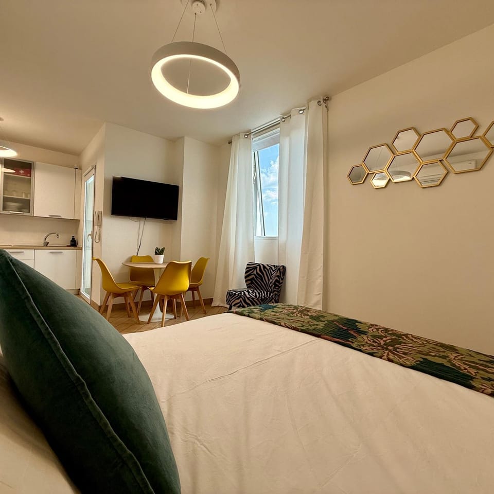 Communal lounge/ TV room, Bed, TV and multimedia, Photo of the whole room, Seating area, Bedroom